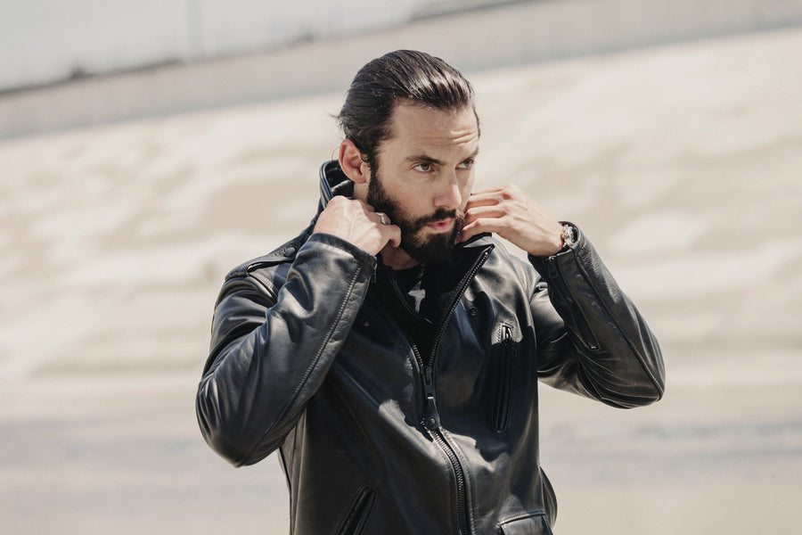 Model lifting collar of the jacket.